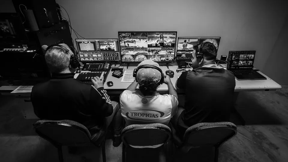 Operadores en la consola de producción frente a varios monitores