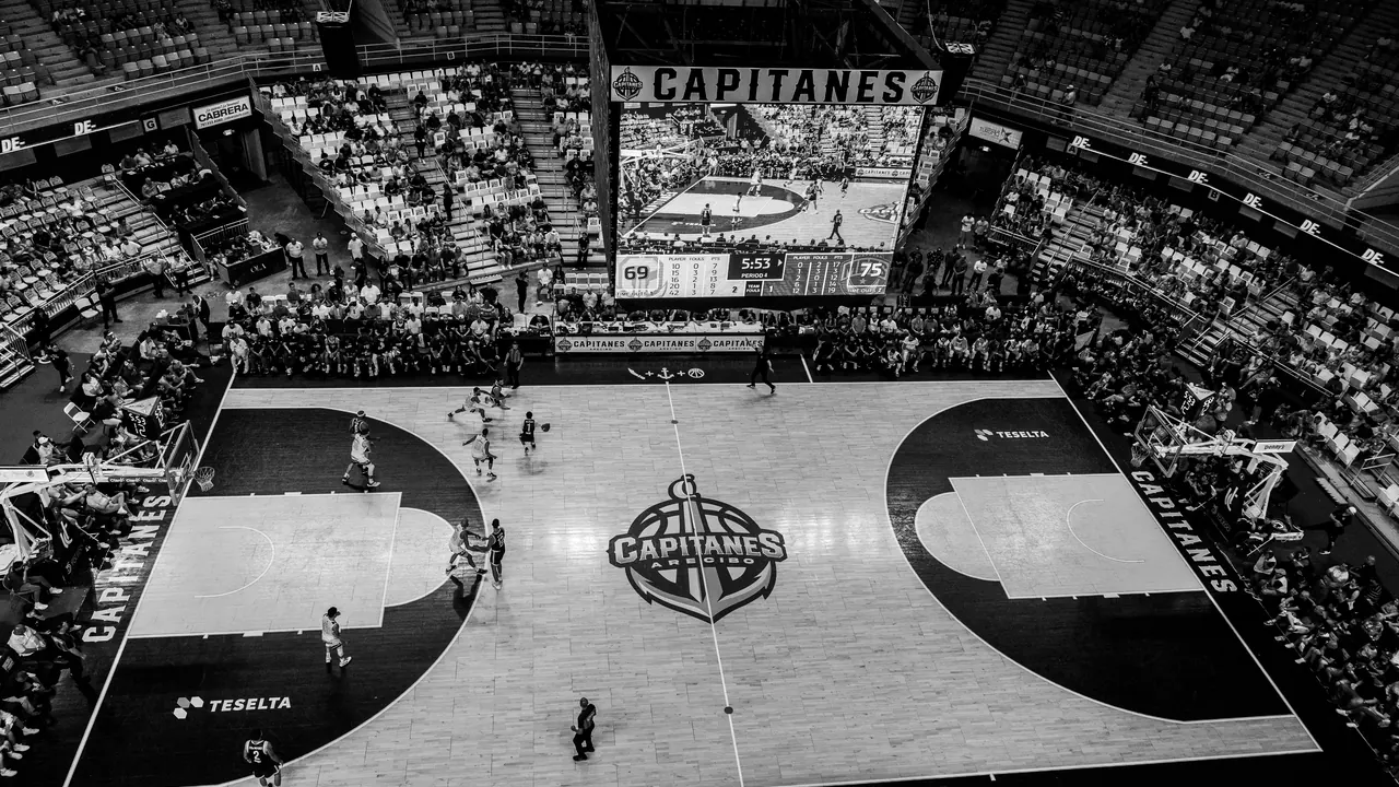 Vista aérea de la cancha de los Capitanes de Arecibo durante un juego