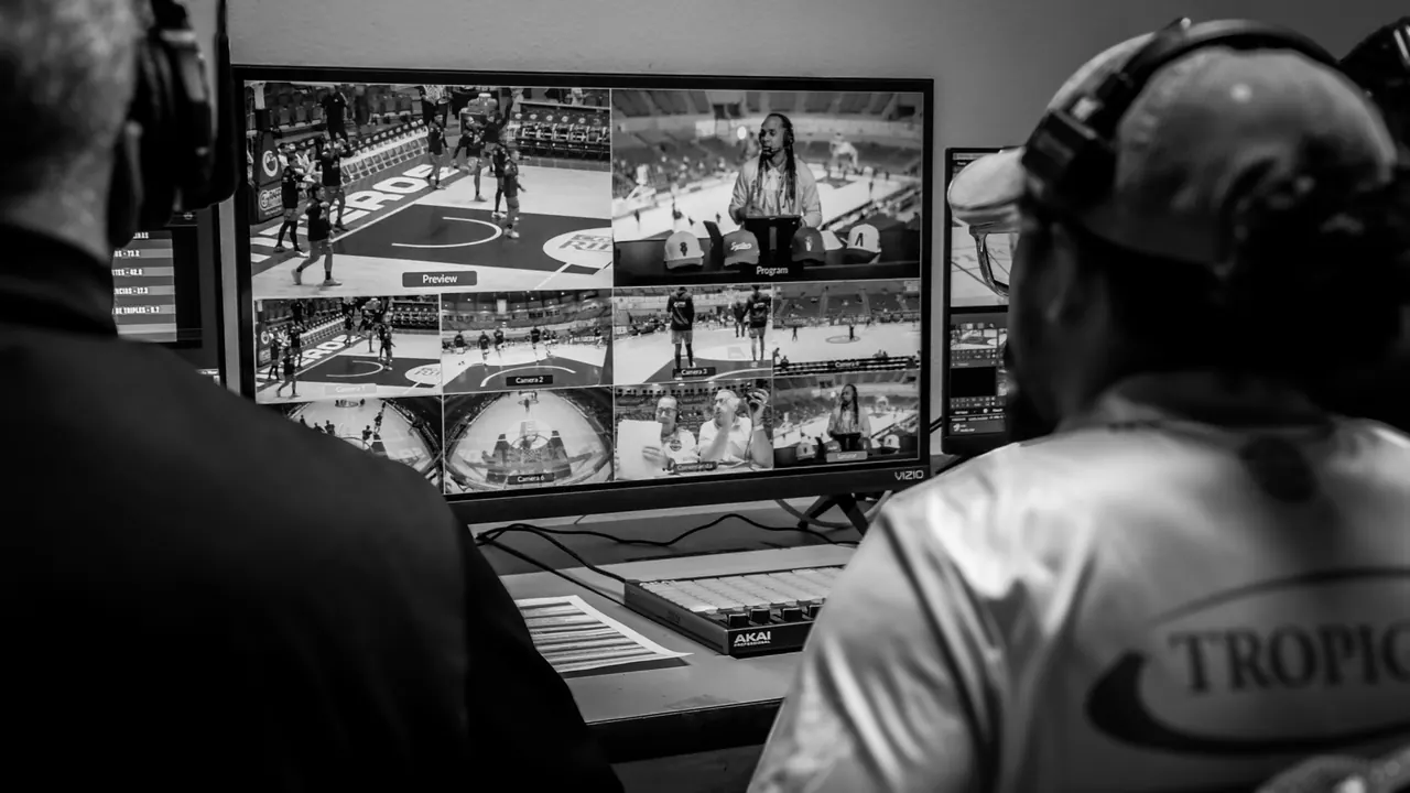 Operador frente al multiview de la transmisión