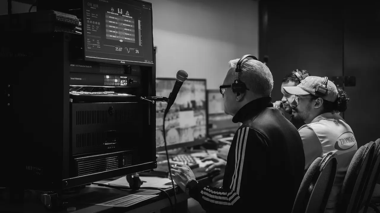 Técnicos operando equipos de producción en vivo