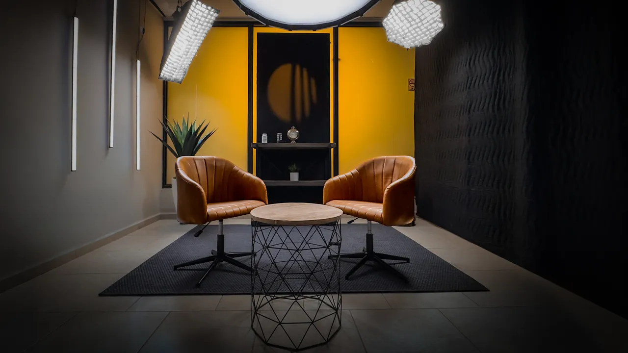 Set de entrevistas con dos butacas y pared amarilla en Lumen Studios