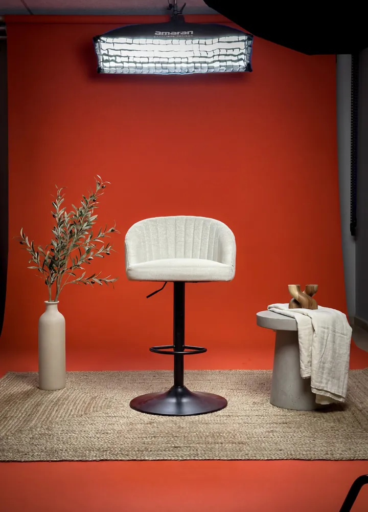 Fondo rojo con silla e iluminación de estudio