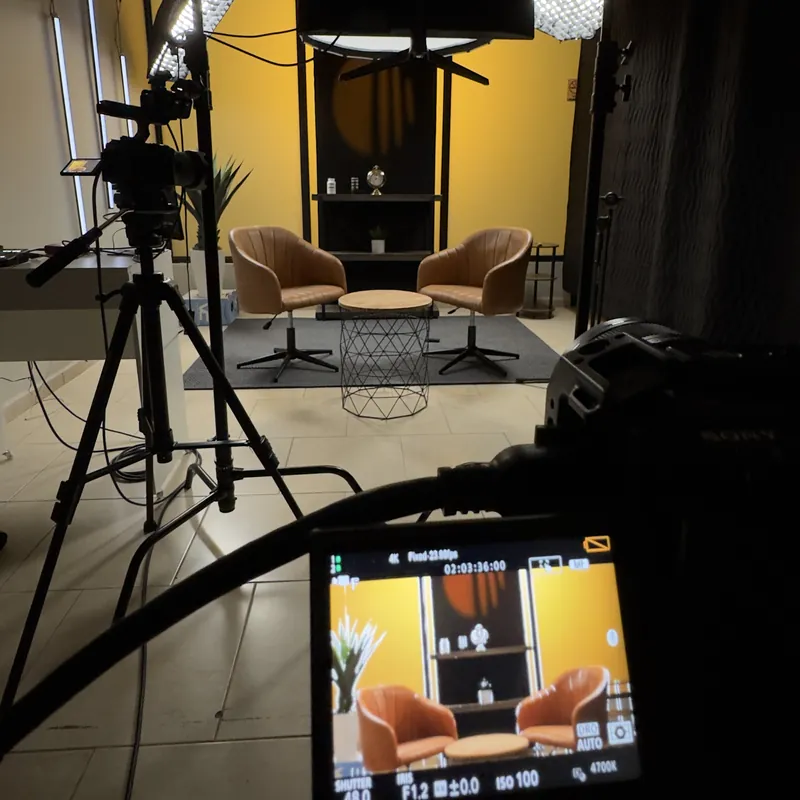 Cámara grabando el set de podcast